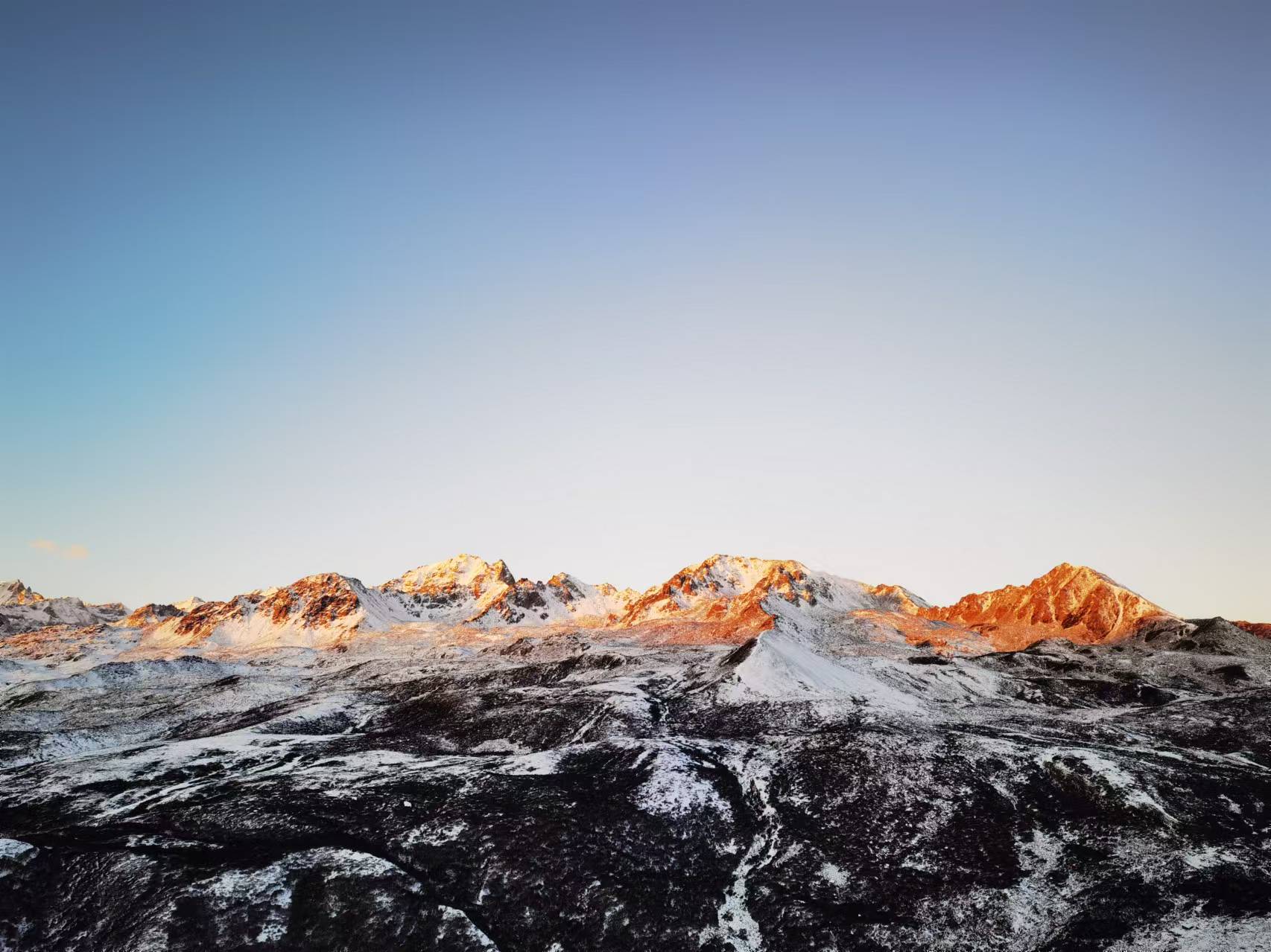 日出雪山